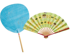 鹿や五重塔など奈良を代表するモチーフを透かし彫りにした団扇と奈良絵の扇子