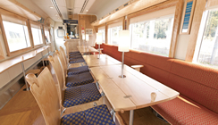 対面式テーブル席のダイニング・カー