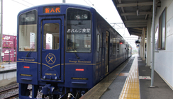 列車が、川内駅ホームでお出迎え