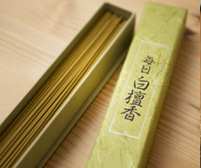 心を穏やかにしてくれる白檀の香り