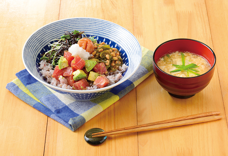 まぐろとアボカドの混ぜ混ぜどんぶり
