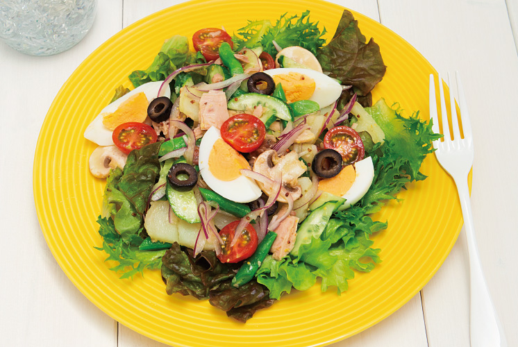 食材の風味が折り重なる、具だくさんサラダ。