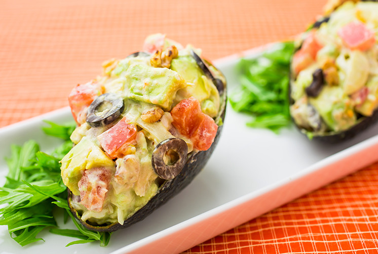 チキンとアボカドのカップサラダ