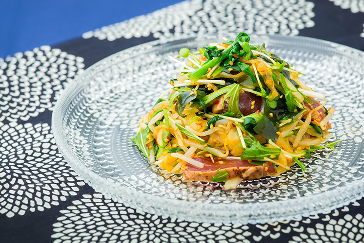 チキンとアボカドのカップサラダ