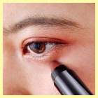 リップを使ってアイメイク