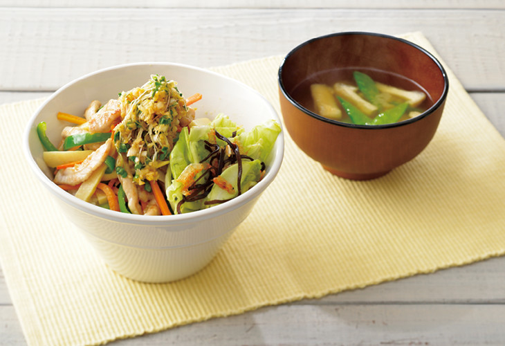 さっぱり和風の鮮やか青椒肉絲どんぶり