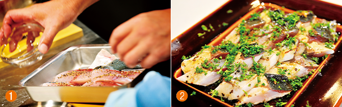 ①ぶりの若魚であるワラサをペッパーステーキに。塩を振り、水分が出てきたところで胡椒を振るのがコツ。そうすると、身から胡椒が落ちません。②ペッパーステーキが完成！ 新しい味わいに出合いました。