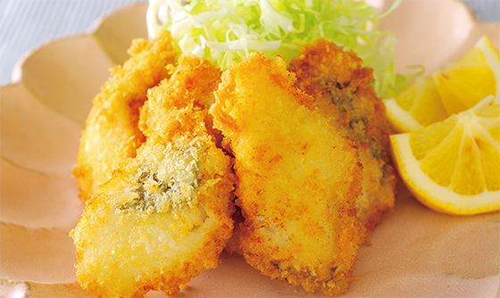 真鱈のフライは、衣液に卵を入れないことがサクサクに仕上げるコツ。小麦粉を水で溶いて、ホットケーキの生地くらいの濃度にすればOK。