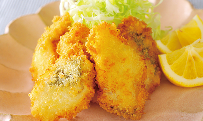 真鱈のフライは、衣液に卵を入れないことがサクサクに仕上げるコツ。小麦粉を水で溶いて、ホットケーキの生地くらいの濃度にすればOK。