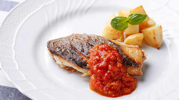 魚のソテー フレッシュトマトソース