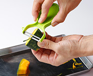 面取りをして型崩れを防止。ピーラーを使うと簡単です。