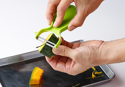 面取りをして型崩れを防止。ピーラーを使うと簡単です。