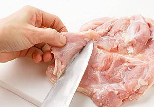 包丁で切り込みを入れる