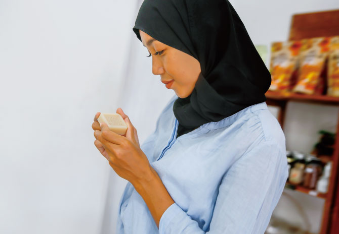 商品を確認する女性