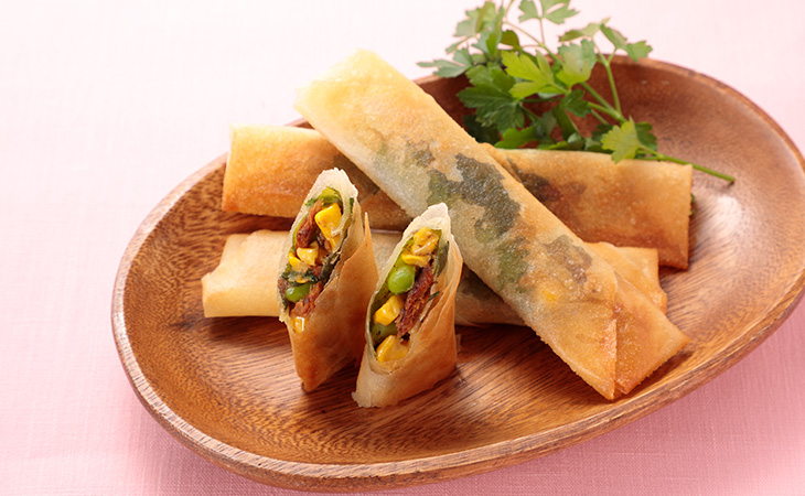 スパイシーな風味が絶品。食感も楽しめるさんま蒲焼のカレー春巻き