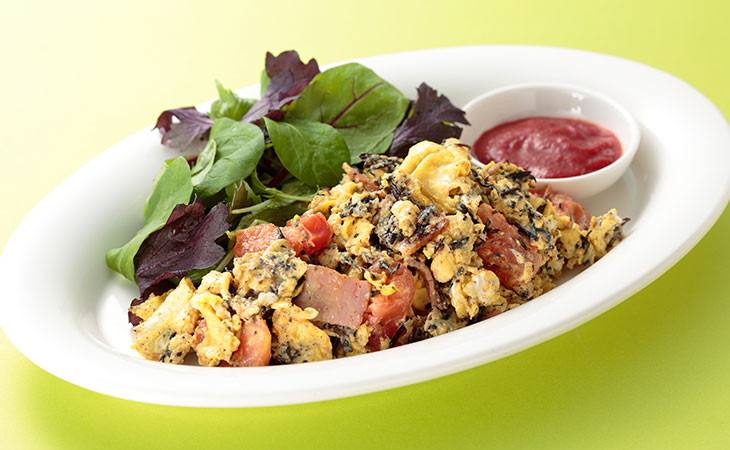 ひじきとベーコンのスクランブルエッグ